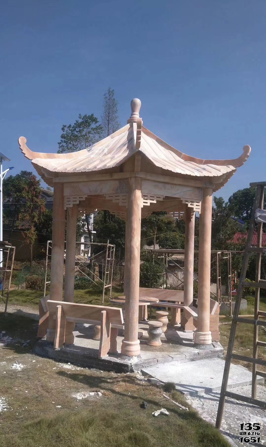 涼亭雕塑-小區草坪擺放晚霞紅六角休息涼亭雕塑 涼亭雕塑-小區草坪擺放晚霞紅六角休息涼亭雕塑高清圖片
