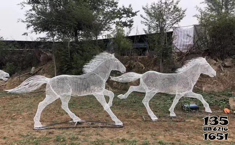 馬群雕塑-公園里播放的兩匹奔跑的不銹鋼創意馬群雕塑 馬群雕塑-公園里播放的兩匹奔跑的不銹鋼創意馬群雕塑高清圖片