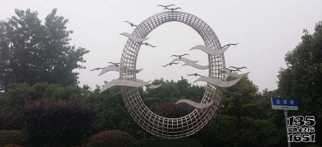 圓環(huán)雕塑-城市廣場創(chuàng)意不銹鋼鐵藝鏤空群鳥齊飛的圓環(huán)雕塑 圓環(huán)雕塑-城市廣場創(chuàng)意不銹鋼鐵藝鏤空群鳥齊飛的圓環(huán)雕塑高清圖片