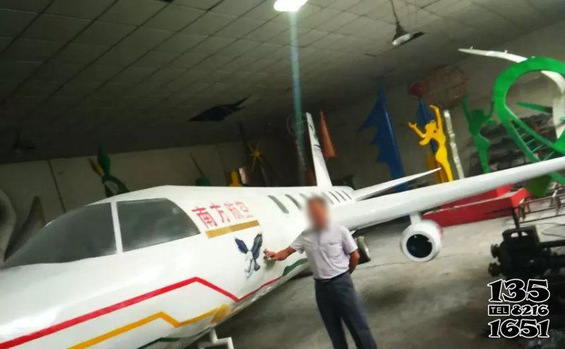 飛機雕塑-大型戶外仿真飛機彩繪玻璃鋼飛機雕塑 飛機雕塑-大型戶外仿真飛機彩繪玻璃鋼飛機雕塑高清圖片