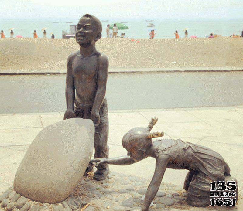 兒童雕塑-海邊抬石頭的小孩景觀銅雕兒童雕塑 兒童雕塑-海邊抬石頭的小孩景觀銅雕兒童雕塑