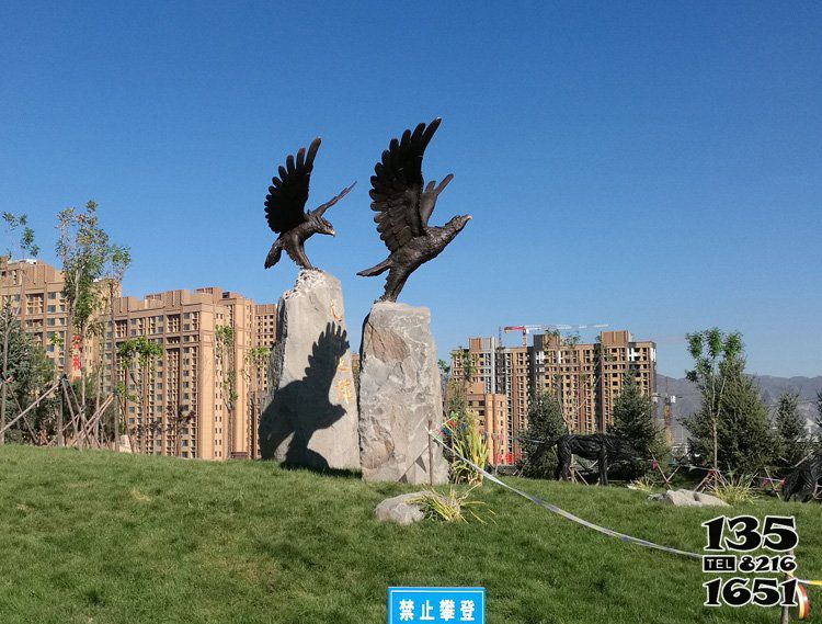 老鷹雕塑-農(nóng)場(chǎng)兩只飛翔的樹(shù)脂老鷹雕塑 老鷹雕塑-農(nóng)場(chǎng)兩只飛翔的樹(shù)脂老鷹雕塑高清圖片