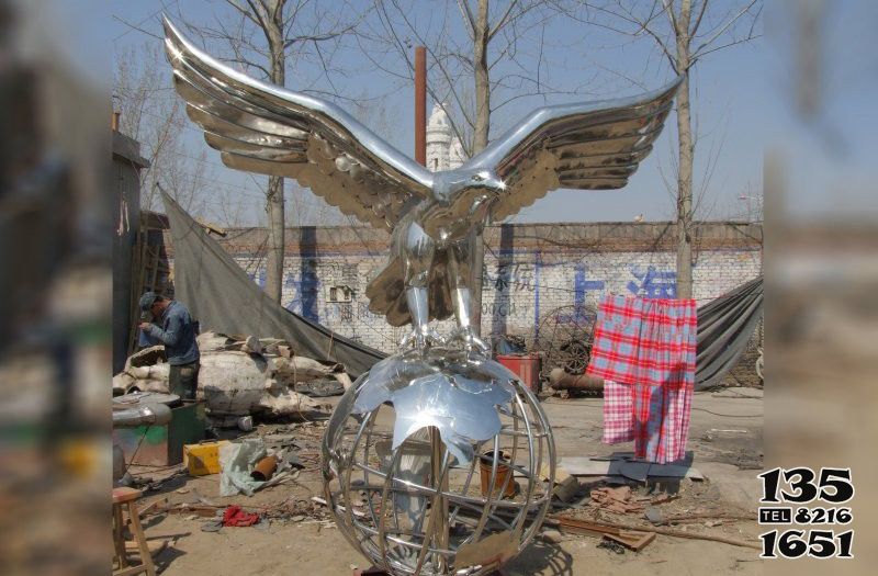 老鷹雕塑-農場一只球上休息的不銹鋼老鷹雕塑 老鷹雕塑-農場一只球上休息的不銹鋼老鷹雕塑高清圖片