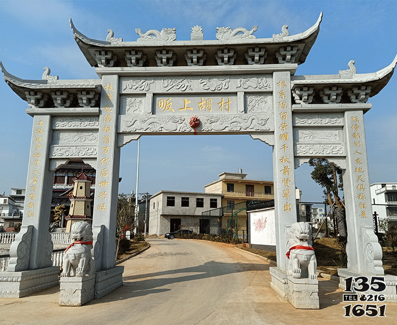 牌坊雕塑-新農(nóng)村出入口三門仿古斗拱牌坊雕塑 牌坊雕塑-新農(nóng)村出入口三門仿古斗拱牌坊雕塑高清圖片