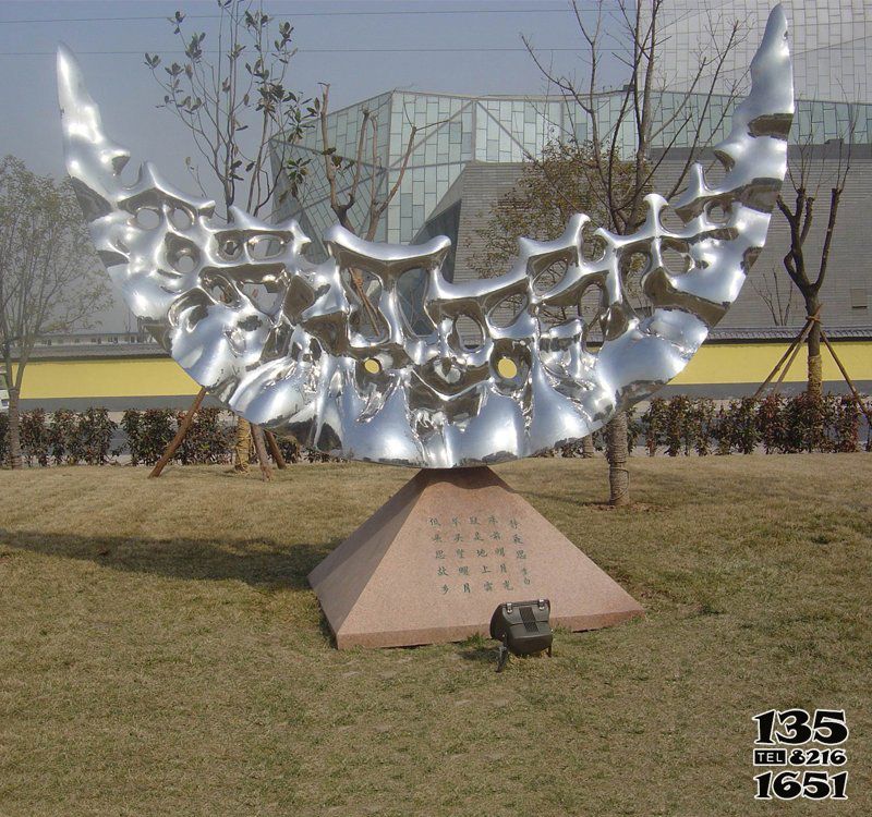 月亮雕塑-公園草坪個性不銹鋼鏤空月亮雕塑 月亮雕塑-公園草坪個性不銹鋼鏤空月亮雕塑高清圖片